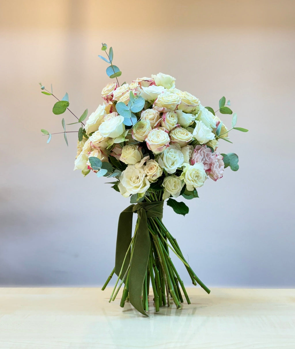 Ramo Pureza Floral - Rosas Blancas y Rosa pálido con Eucalipto