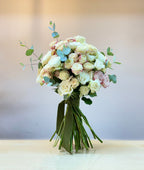 Ramo Pureza Floral - Rosas Blancas y Rosa pálido con Eucalipto
