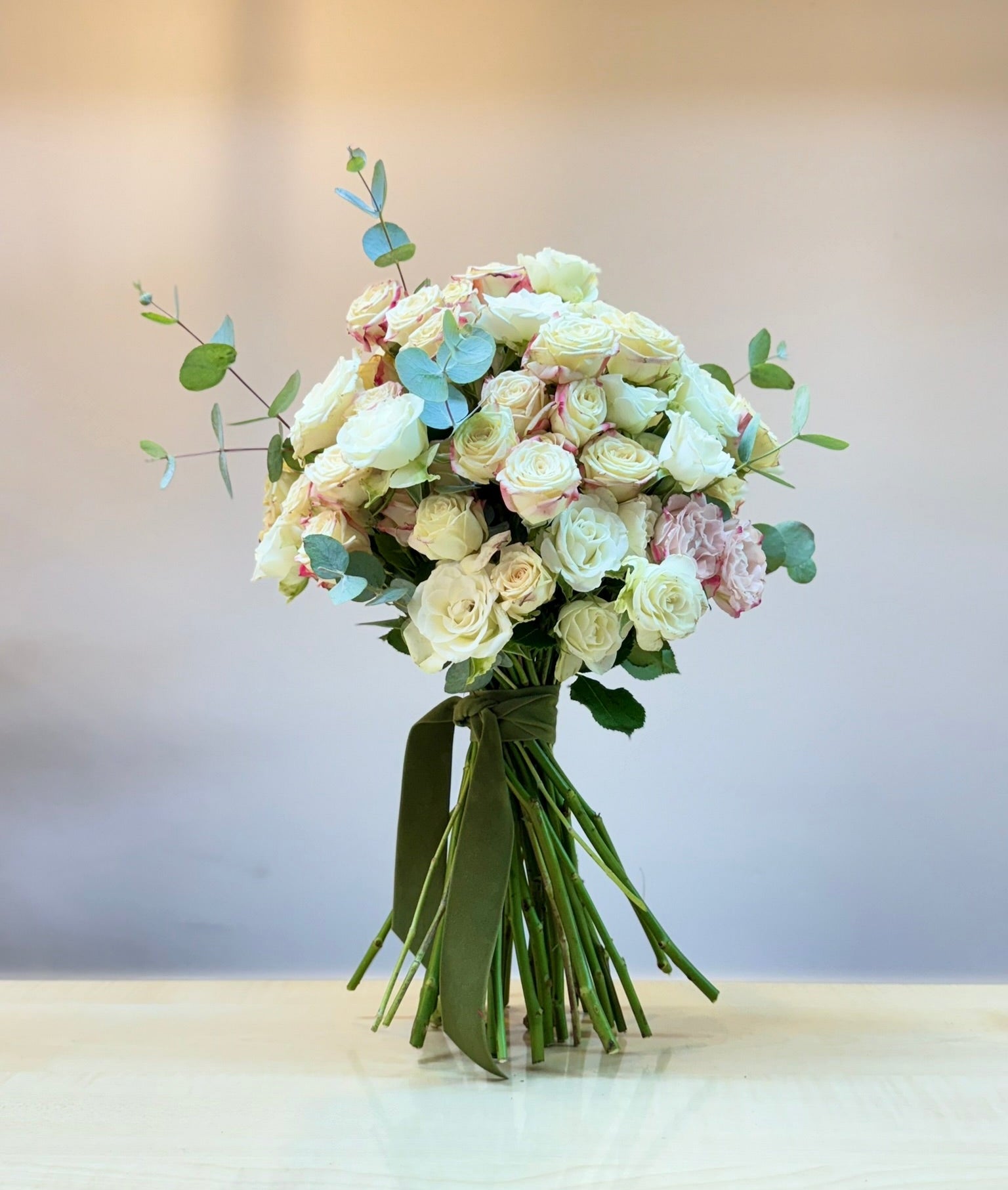 Ramo Pureza Floral - Rosas Blancas y Rosa pálido con Eucalipto