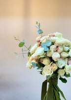 Ramo Pureza Floral | Rosas mini y eucalipto | Elegancia serena