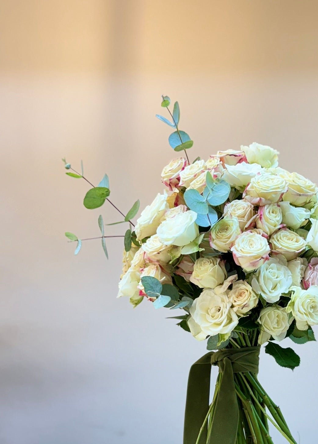 Ramo Pureza Floral | Rosas mini y eucalipto | Elegancia serena