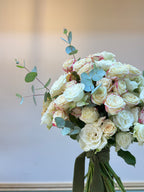 Ramo Pureza Floral - Rosas Blancas y Rosa pálido con Eucalipto