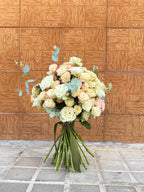 Ramo Pureza Floral | Rosas mini y eucalipto | Elegancia serena