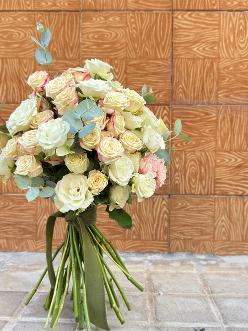 Ramo Pureza Floral | Rosas mini y eucalipto | Elegancia serena