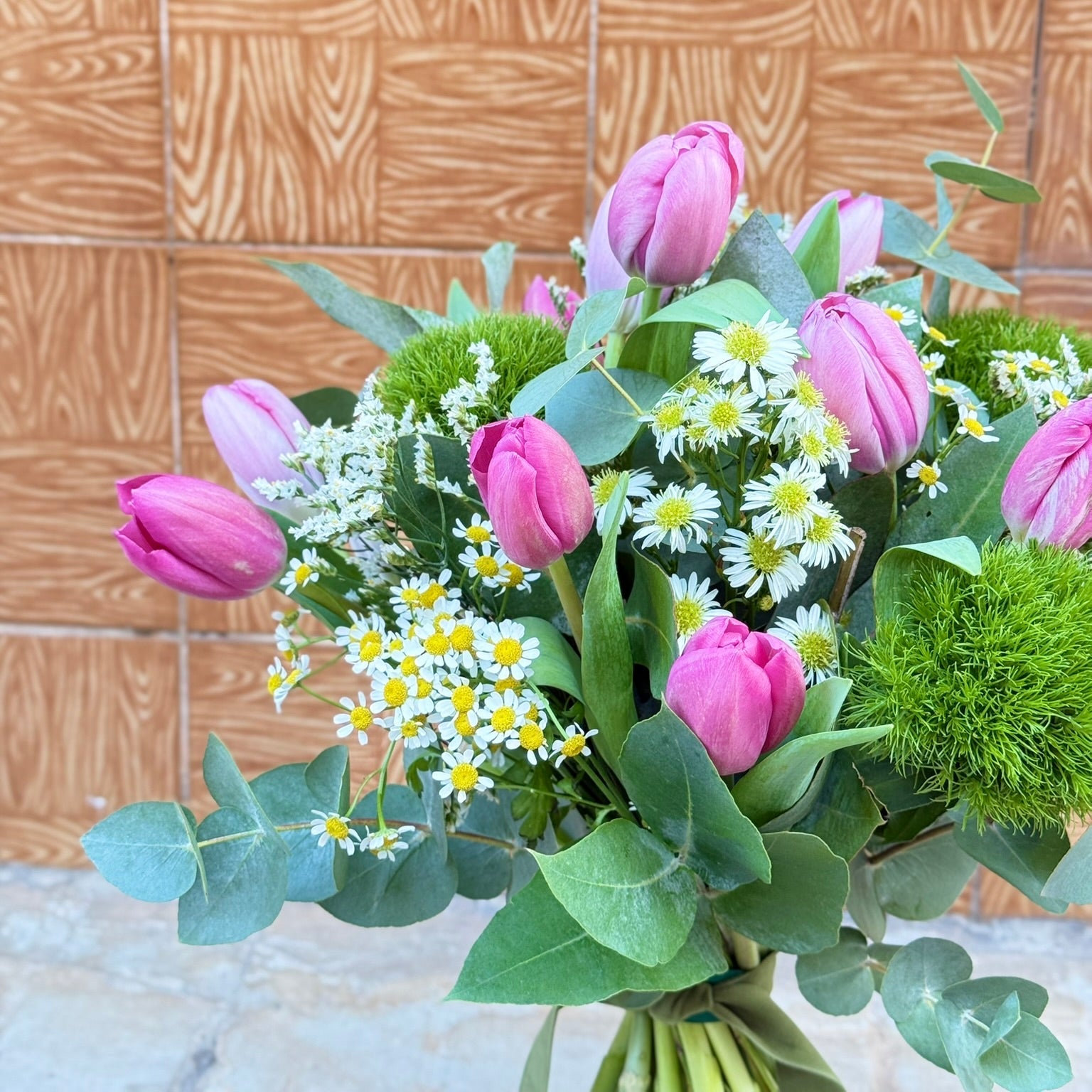 Ramo Vera| Tulipanes naturales con verdes de temporada