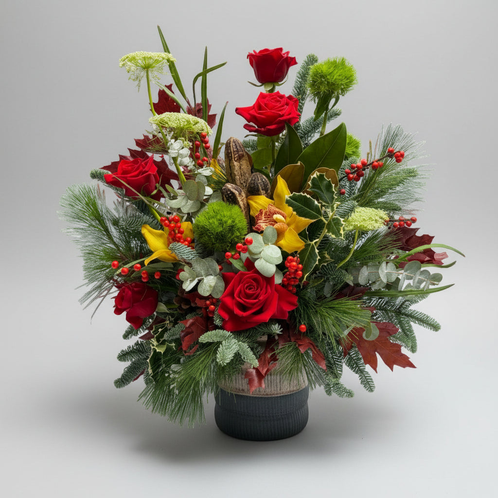 centro navideño premium en colores rojos y verdes con rosas rojas y hojas de roble granate, va sobre una base de cerámica bicolor azul y beige.