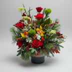 centro navideño premium en colores rojos y verdes con rosas rojas y hojas de roble granate, va sobre una base de cerámica bicolor azul y beige.