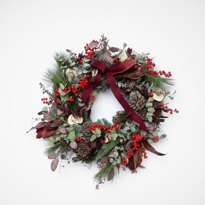 corona de navidad con abeto nobilis, eucalipto y frutos de acebo natural color rojo