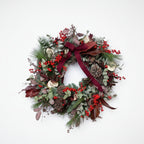 corona de navidad con abeto nobilis, eucalipto y frutos de acebo natural color rojo