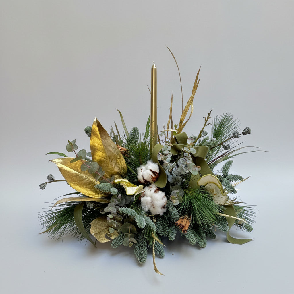 centro navideño en color blanco-verde y toques sutiles de dorado con una vela en el centro. lleva atrezo de flor de algodón, frutos secos de canela y manzana deshidratada. 
