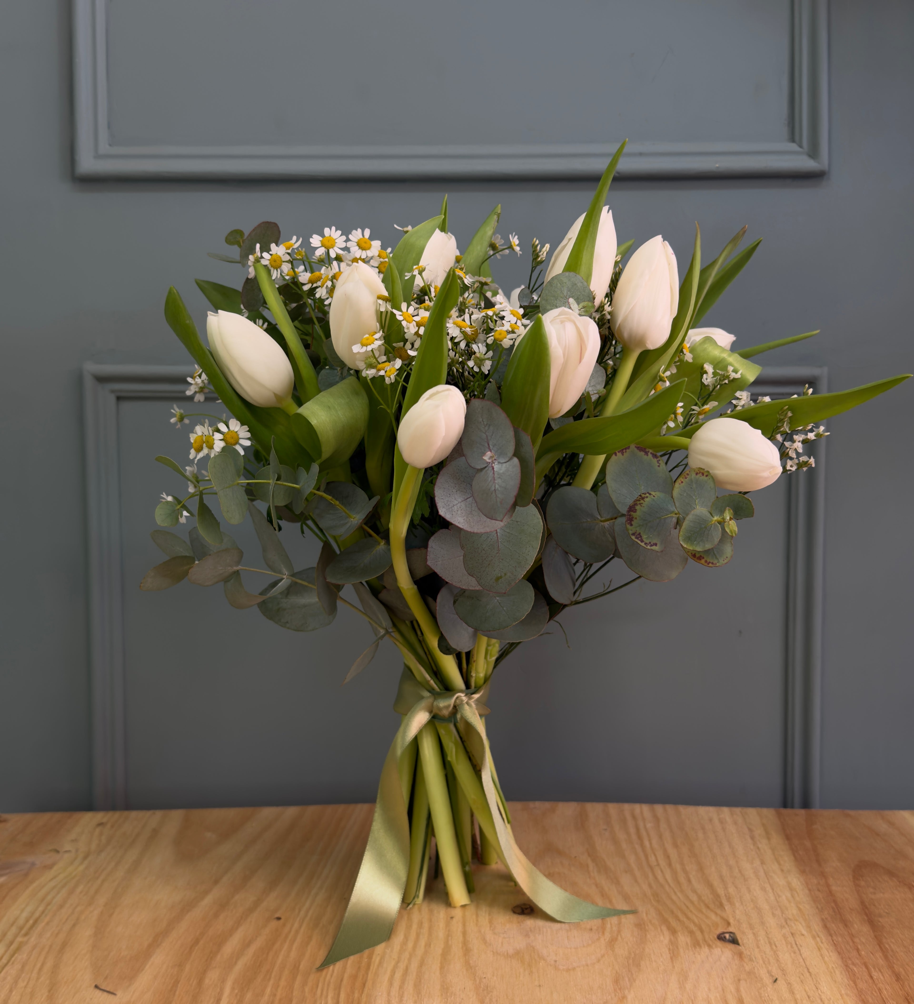 Ramo Vera| Tulipanes naturales con verdes de temporada