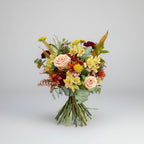 ramo castaño es un ramo propio de temporada otoñal que lleva colores como el burdeo, amarillo, toques salmon y rosa donde predomina el follaje de hojas de castaño preservado y eucalipto natural, atado con rafia en color verde sobre un fondo blanco